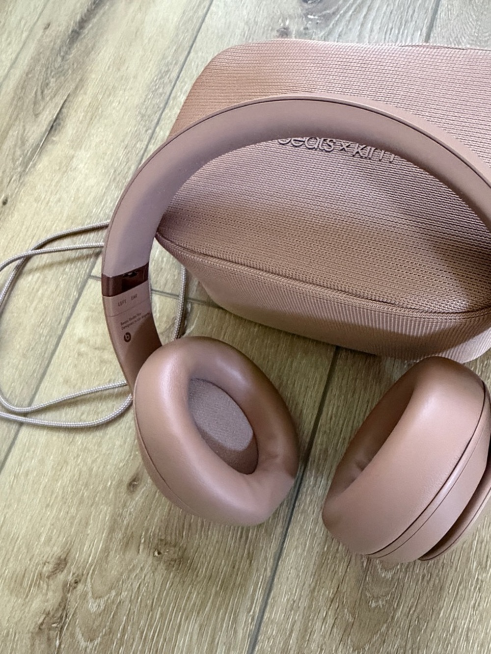 Beats x Kim studio pro headphones with case in Dune NEW - Picture 3 of 4
